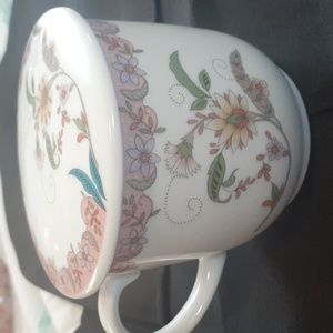 Porcelain mug with lid